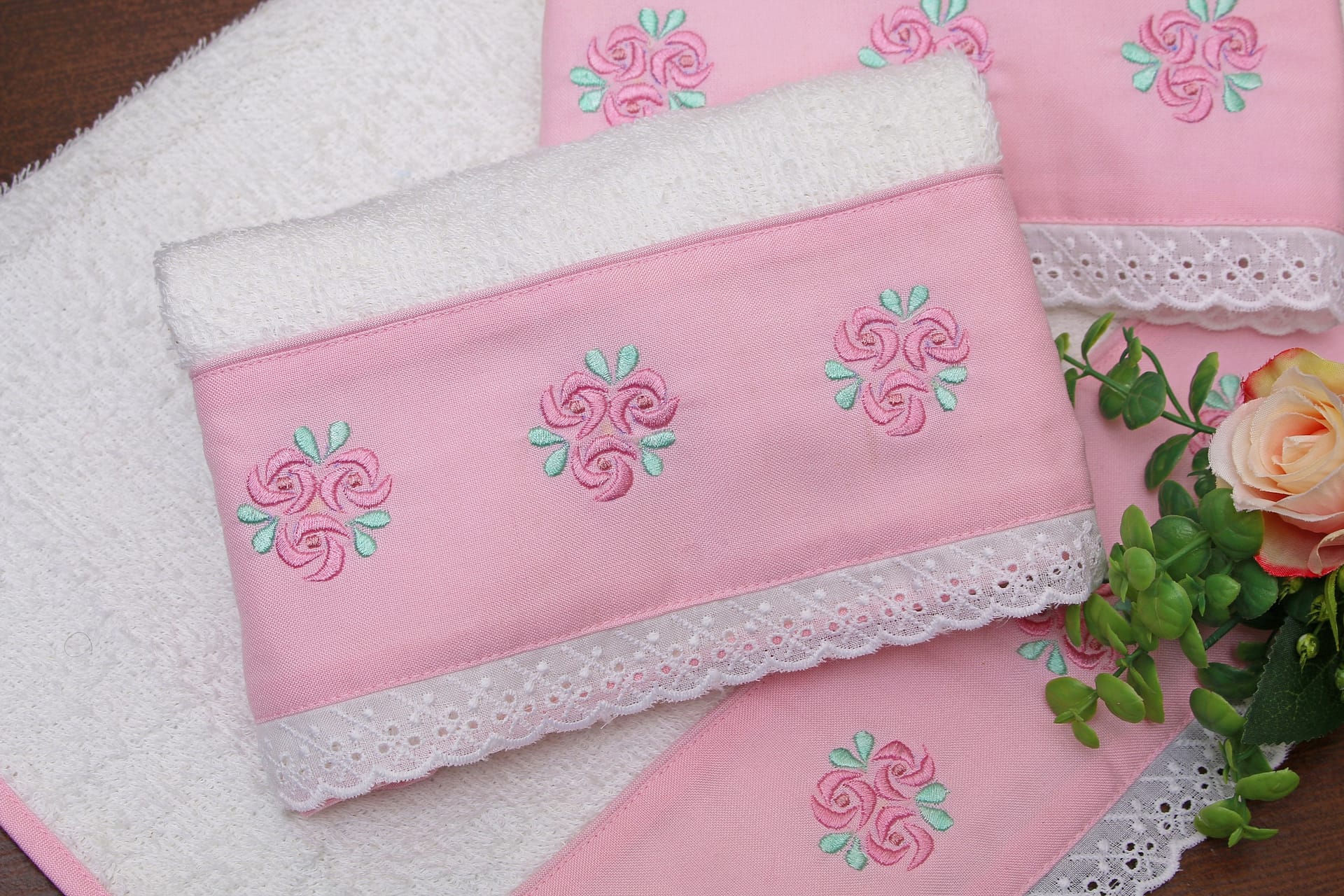 White embroidered towel set – Hum Dastkaar