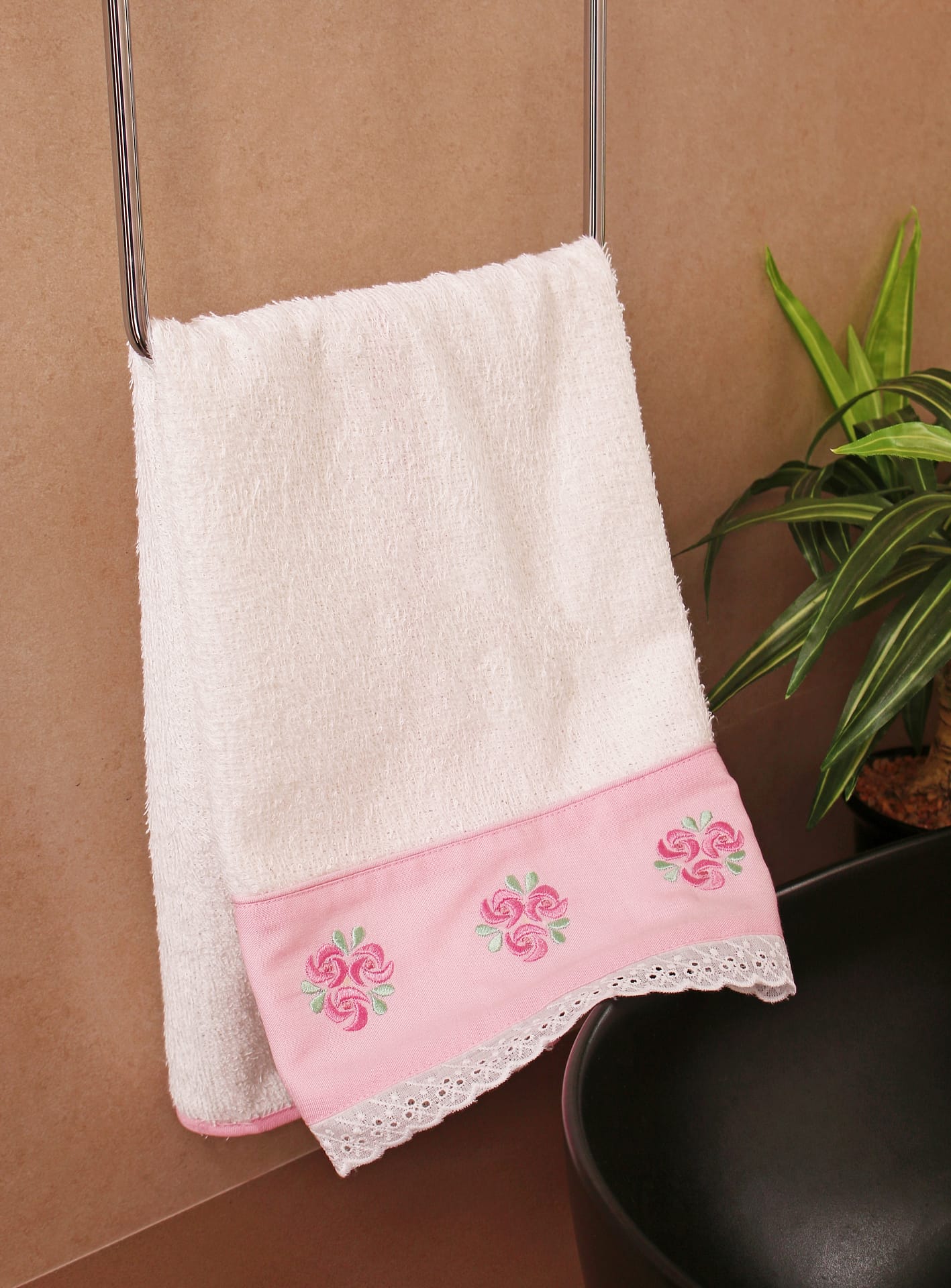 White embroidered towel set – Hum Dastkaar